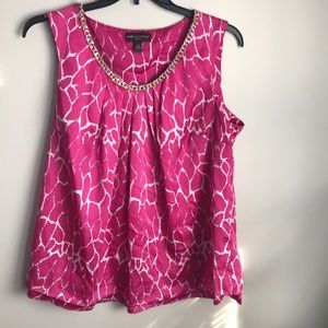 Pink giraffe shell with chain neck detail